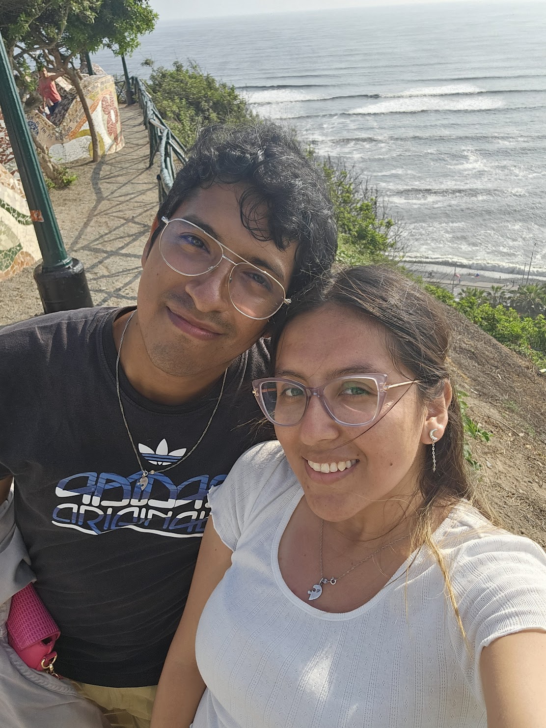 Angie y Felipe en el malecón de Miraflores